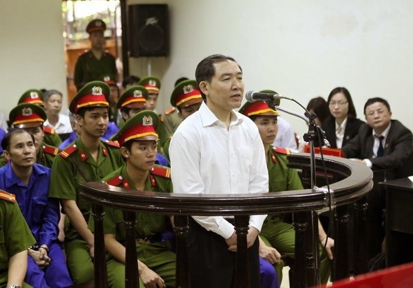 Bị cáo Dương Chí Dũng và các bị cáo khác trước vành móng ngựa. Ảnh: TTXVN.