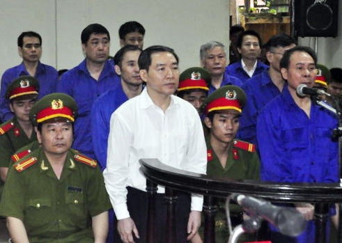 Bị cáo Dương Chí Dũng cùng các đồng phạm tại phiên phúc thẩm.