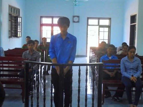 Ep tinh dich tra tien vi 'quan he' voi vo minh hinh anh