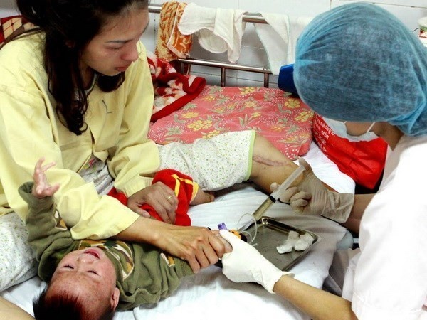 Nhân viên y tê điều trị cho bệnh nhân mắc sởi.