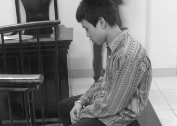 Cuop day chuyen roi day be trai 5 tuoi xuong ao hinh anh