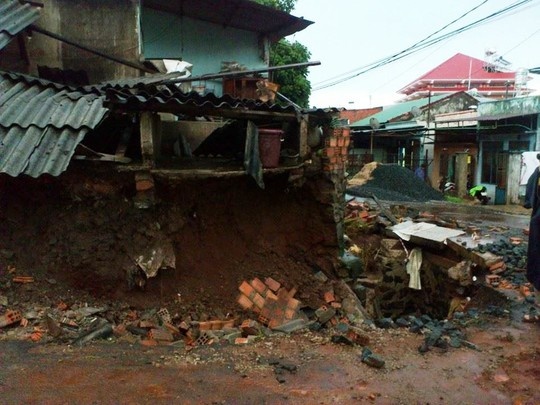 Mua lon, tuong sap de mot nguoi tu vong hinh anh