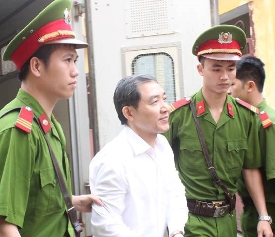 Dương Chí Dũng trước khi được đưa vào phòng xử chiều 7/5. Ảnh: Infonet.