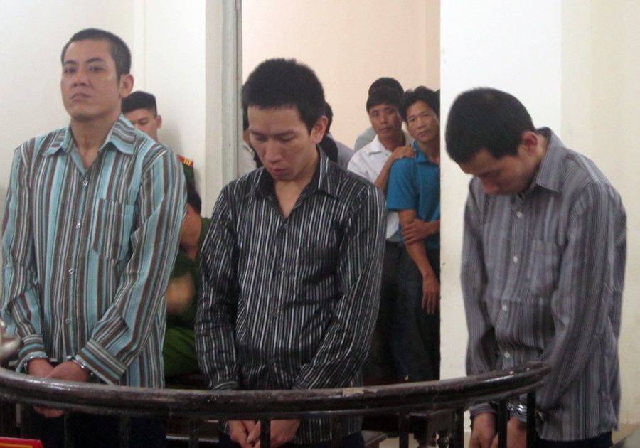 Tu hinh nam thanh nien khai vong vo tai toa hinh anh