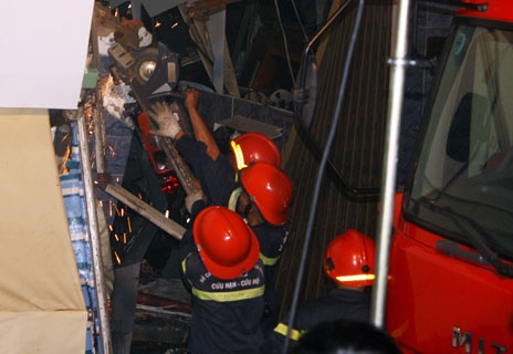 Mot nguoi dan ong tu dua dau vao may cat sat hinh anh