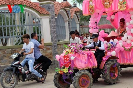 Clip dam cuoi bang 'sieu xe' cay ruong tu che hinh anh