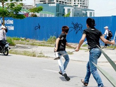 Nhan vien hoi cho danh nhau nao loan hinh anh