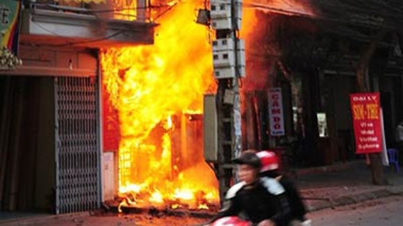 'Bong ma mac ao mua' gay ra loat vu chay cay ATM hinh anh