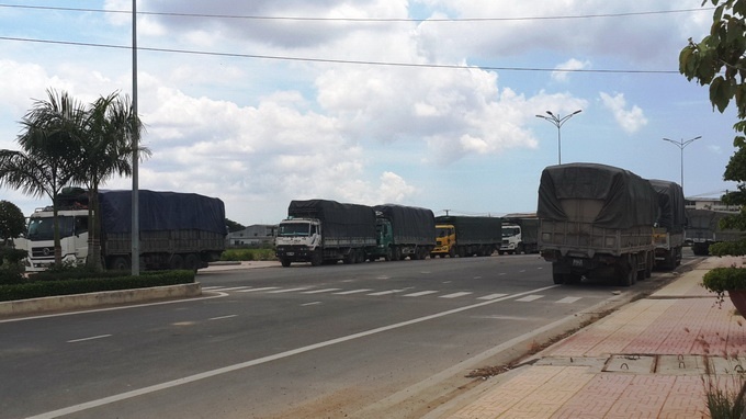 16 xe qua tai vuot tram can bat thanh giua dem khuya hinh anh