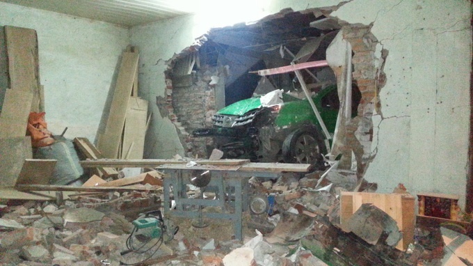 Xe tong thung tuong nha dan trong dem khuya hinh anh