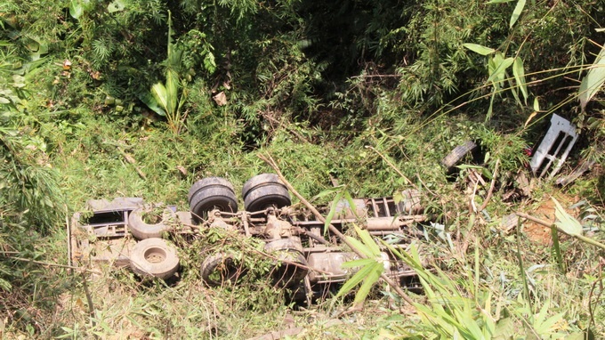 Toàn thân xe tải dài khoảng 20m lật ngược dưới vực sâu.