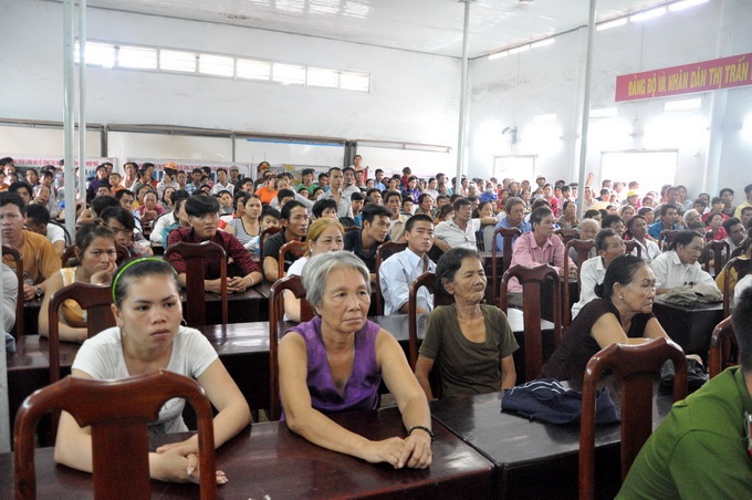 Hàng trăm người dân Long Hải đã đến dự khán phiên tòa.