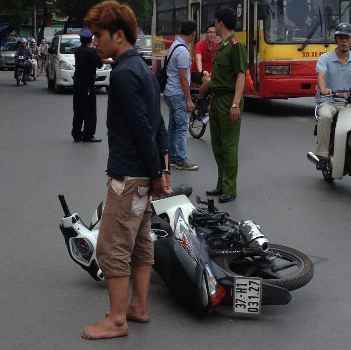 9X khong doi mu bao hiem, dam canh sat 141 trong thuong hinh anh