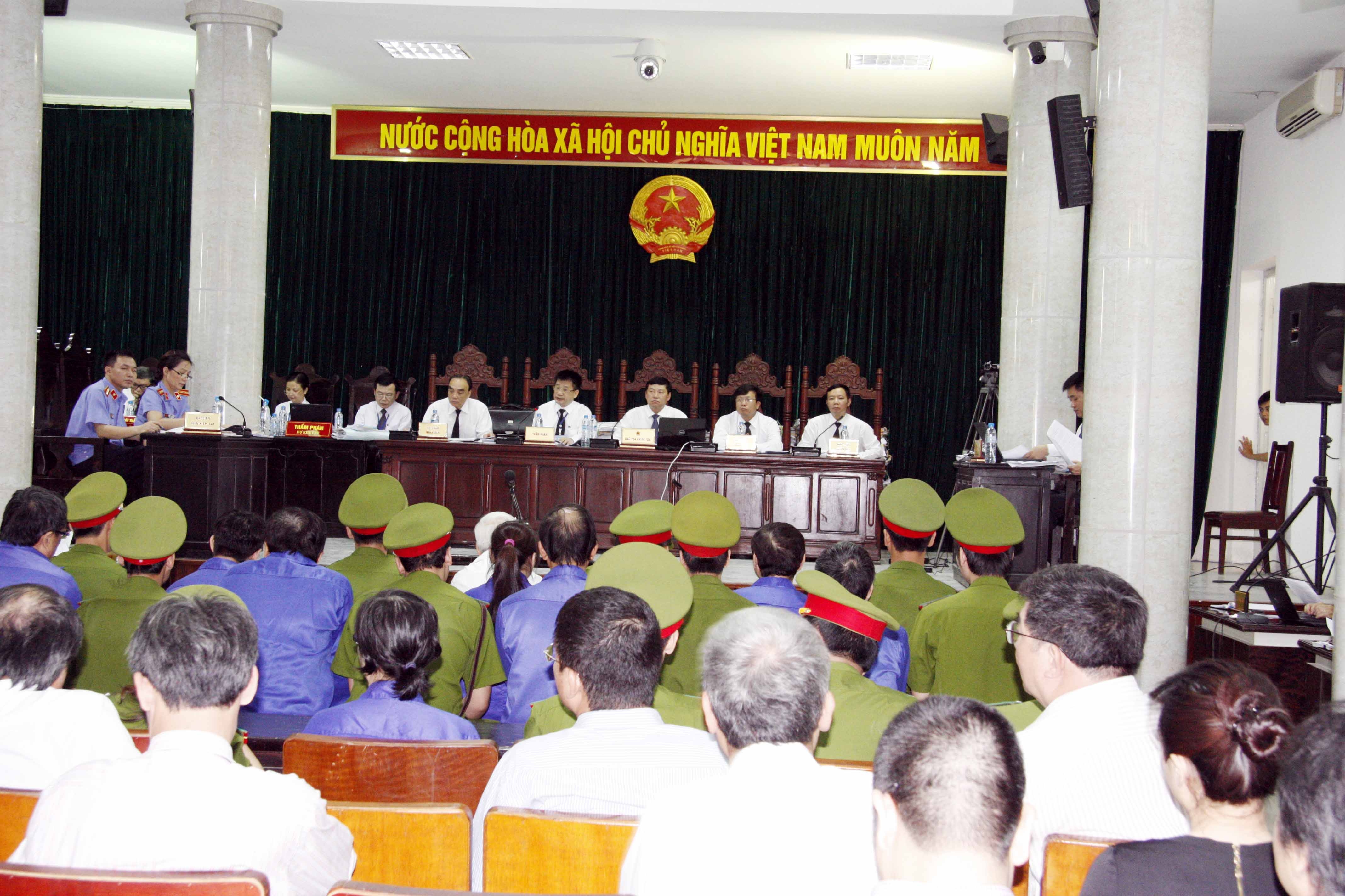 Toàn cảnh phiên tòa