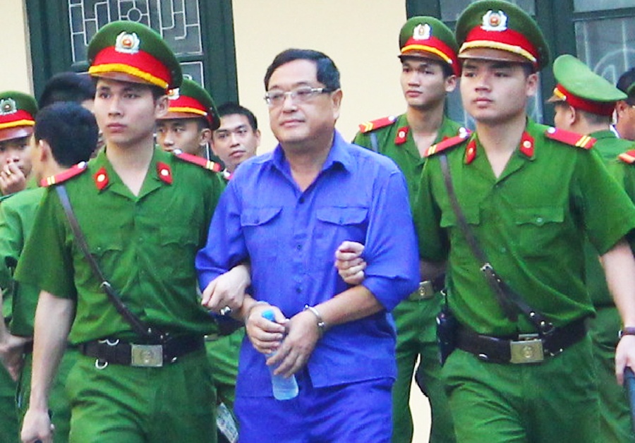 Tại phiên tòa trung tuần tháng 4, bị cáo Lê Vũ Kỳ (58 tuổi, nguyên Phó chủ tịch HĐQT Ngân hàng ACB) cùng với 3 bị can khác được tại ngoại. Tuy nhiên trước khi mở phiên xử vài ngày, các ông này  ơ quan tố tụng đã thay đổi biện pháp ngăn chặn đối với 4 bị cáo từ cho tại ngoại sang tạm giam 