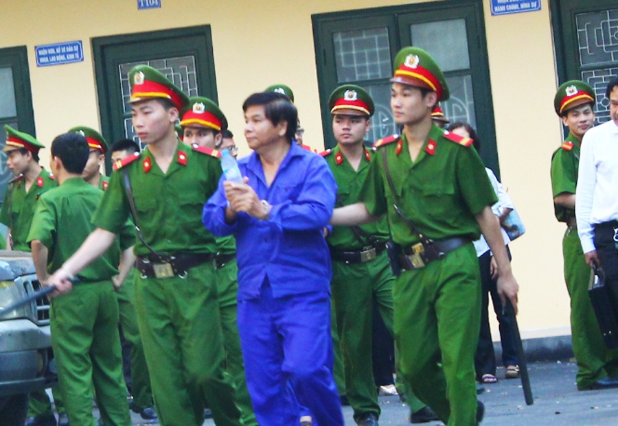 Bị cáo Trịnh Kim Quang (60 tuổi, nguyên Phó chủ tịch HĐQT Ngân hàng ACB) vẫy tay chào người thân.