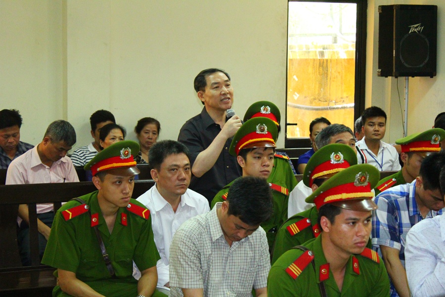 Dương Chí Dũng tại phiên xử phúc thẩm em trai mình. Trước đó, chiều ngày 7/5, Dũng bị tòa cấp phúc thẩm tuyên y án tử hình.