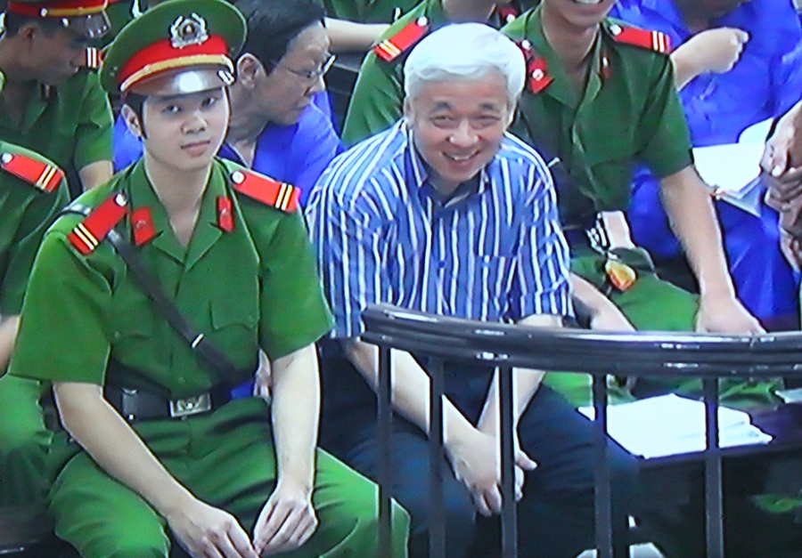 Nu cuoi cua bau Kien tai toa hinh anh