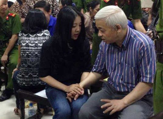 Giay phut vo chong bau Kien hoi ngo tai toa hinh anh