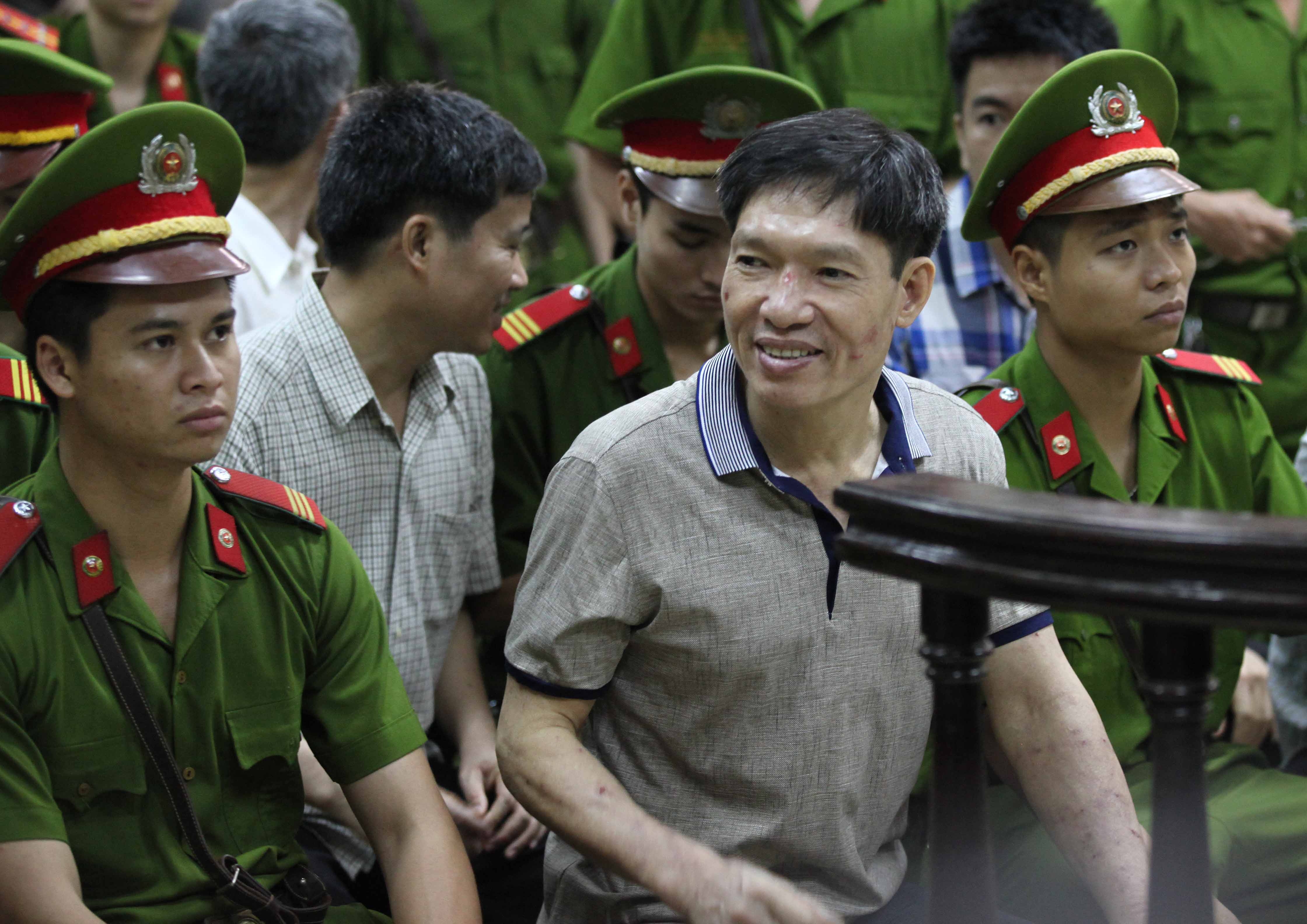 Dương Tự Trọng cùng các bị cáo trong vụ án tại phiên tòa chiều 23/5. Ảnh: Hoàng Quân.