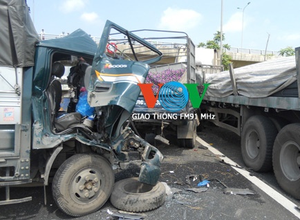 Tong xe lien hoan tren Dai lo Thang Long, 1 nguoi tu vong hinh anh