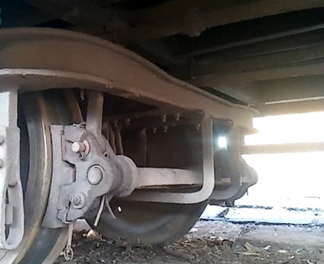 Nạn nhân chết trong tư thế treo cổ dưới gầm toa xe lửa.