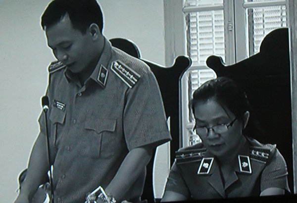 Đại diện VKS đề nghị các mức án với 8 bị cáo. Ảnh: Đỗ Mến.