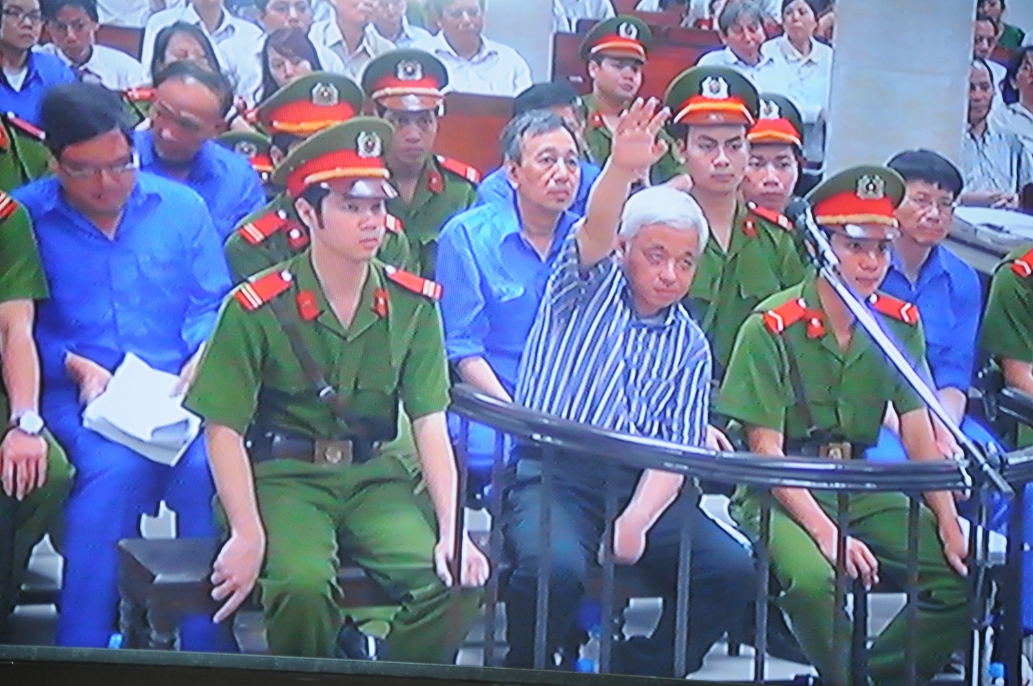 Vu bau Kien: 'Tien le chua tung co trong lich su to tung VN' hinh anh