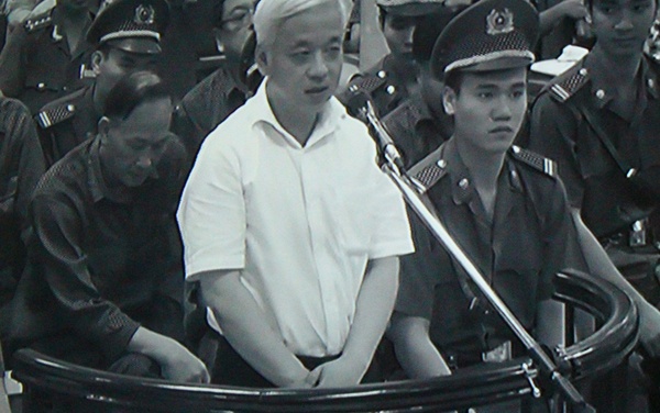 Bau Kien go toi cua minh the nao tai phien xu? hinh anh