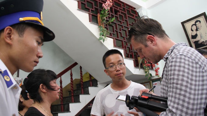 Phong vien quoc te tim hieu vu tau ca Viet Nam bi dam chim hinh anh