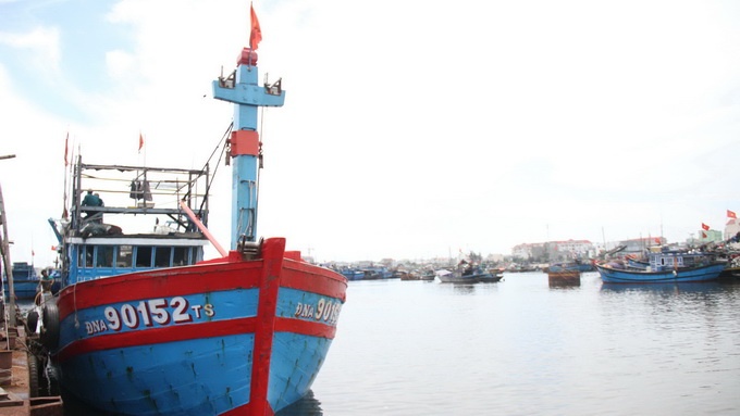 Tàu cá ĐNa 90152 neo đậu tại âu huyền Thọ Quang (Đà Nẵng) trước lúc ra đánh bắt ở Hoàng Sa (Việt Nam).