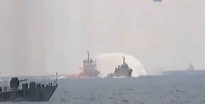 Clip tau Trung Quoc vay ep, phun voi rong tan cong tau Viet Nam hinh anh