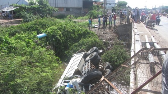 Xe ben cuon hai me con roi xuong cau hinh anh