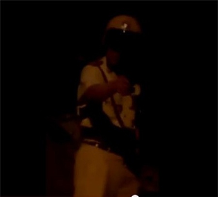 Tam dinh chi cong tac Doi truong CSGT rut sung doa dan hinh anh