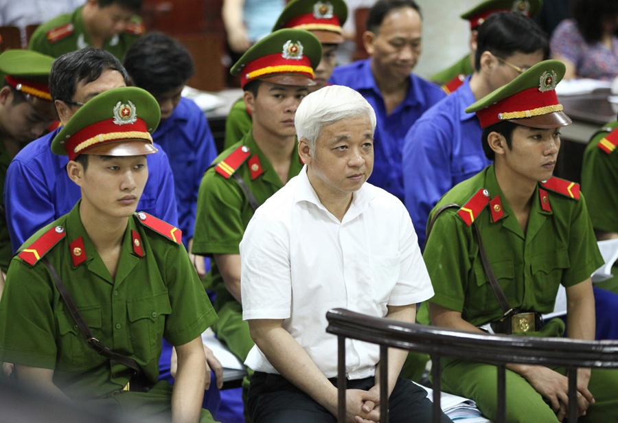 Sáng 2/6, kết thúc 2 tuần thẩm vấn và tranh luận, trước khi bước vào phần nghị án, các bị cáo được nói lời sau cùng. Gần 1 tiếng đồng hồ, bầu Kiên như rút hết tâm gan để trình bày, thậm chí có lúc bị cáo 50 tuổi cố kìm nén những giọt nước mắt khi nhắc đến vợ con. Ông ta dặn vợ không được chạy án bởi tin rằng có đủ tư duy có thể chứng minh rằng mình vô tội. Bầu Kiên còn khiến nhiều người ngỡ ngàng vì những giây phút hiếm hoi, bị cáo còn hiến kế đến lãnh đạo Nhà nước. Ngày 9/6 tới, số phận của bầu Kiên sẽ được định đoạt.