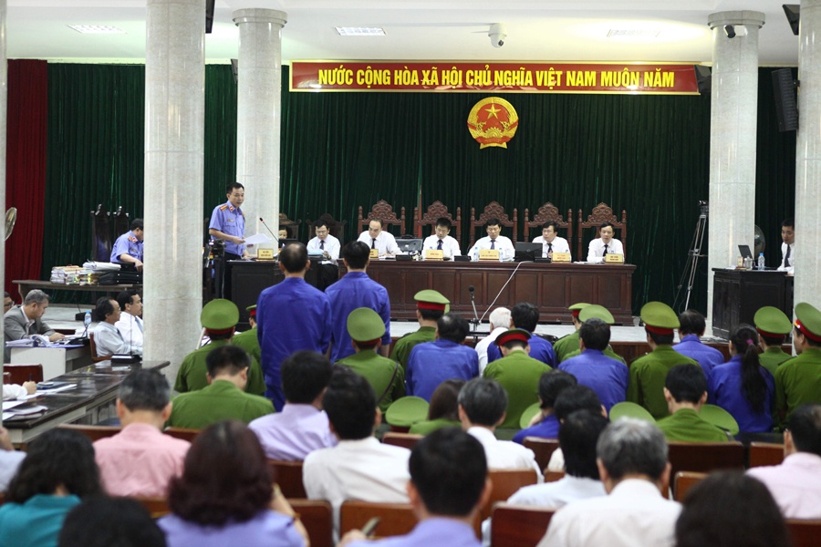 Ngày 28/5, với lập luận bảo vệ cho thân chủ, ông Hoàng Đôn Hùng (một trong 4 luật sư bào chữa cho bị cáo Kiên) cho rằng việc gọi tên vụ án Nguyễn Đức Kiên và đồng phạm là 