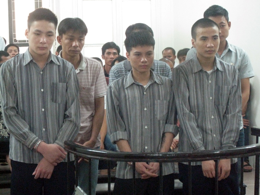 Dan mat doi thu bang sung hoa cai, chi 90 trieu chay an hinh anh