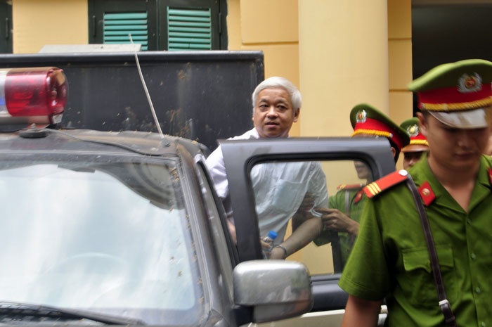 Nguyễn Đức Kiên được cảnh sát áp tải ra xe để đưa về trại tạm giam. Ảnh: Đỗ Mến.