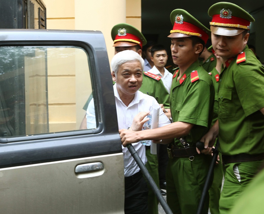 Khác với vẻ mặt sắc lẹm trong những ngày xét xử, bị cáo 50 tuổi điềm tĩnh đón nhận mức án 30 năm tù giam.