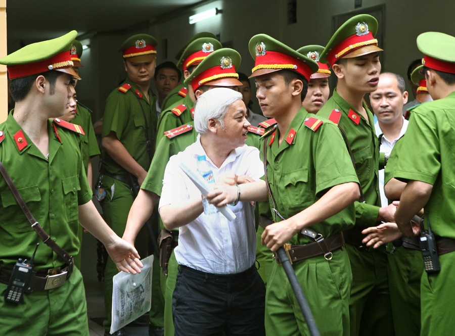 Bị cáo Nguyễn Đức Kiên ngoái nhìn người thân khi bị lực lượng tư pháp dẫn giải ra xe chở phạm nhân.