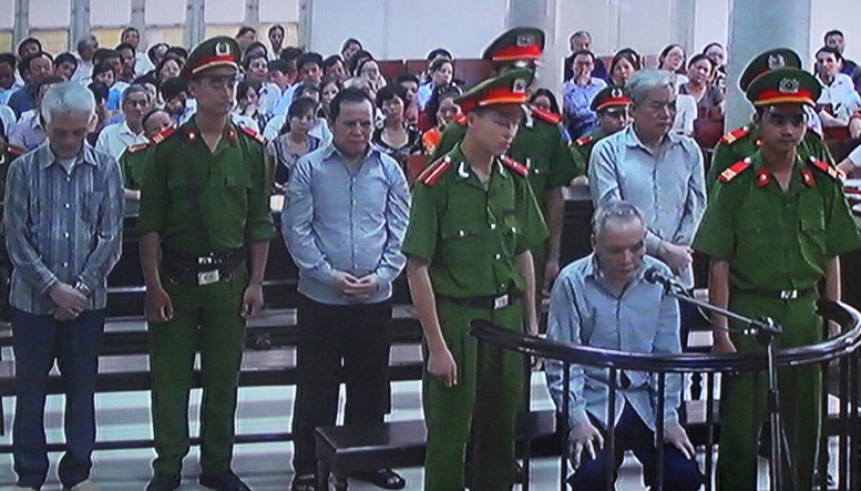 Lua dao du an gian dan pho co, 2 tong giam doc hau toa hinh anh