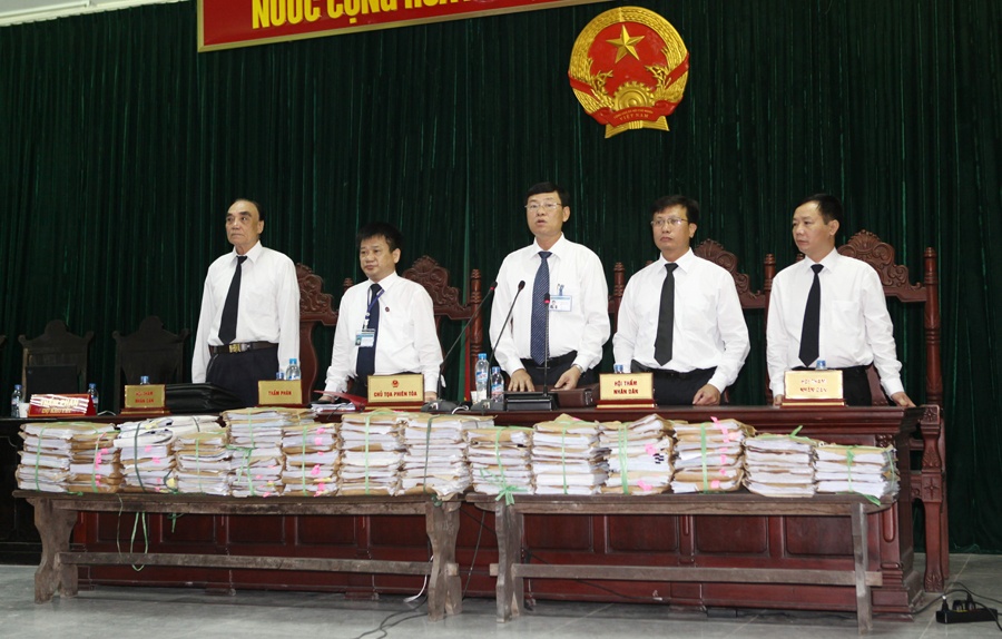 Sau 1 tuần nghị án, sáng 9/6, TAND Hà Nội bước vào phần tuyên án vụ án Nguyễn Đức Kiên và đồng phạm. Phía trước bàn Hội đồng xét xử là chồng hồ sơ, tài liệu, bút lục toàn bộ vụ án Kinh doanh trái phép, Lừa đảo chiếm đoạt tài sản, Trốn thuế và Cố ý làm trái quy định của Nhà nước.