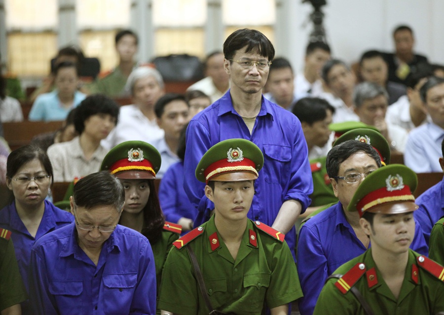 Hơn 5 tiếng làm việc, bị cáo Lý Xuân Hải là người duy nhất kiên nhẫn đứng nghe tòa tuyên án trong buổi sáng nay. Nguyên Tổng giám đốc ACB lĩnh án 8 năm tù giam về tội Cố ý làm trái quy định của Nhà nước - thấp hơn mức án 12-14 năm tù so với đề nghị trước đó của VKSND.