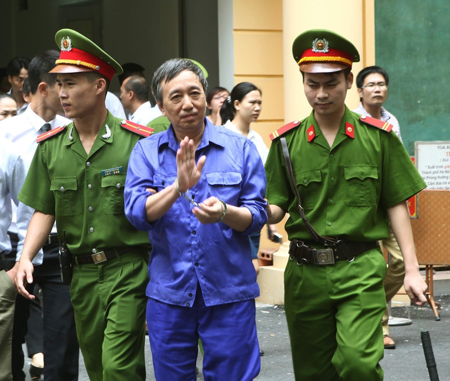 Trần Ngọc Thanh (nguyên Giám đốc Công ty cổ phần Đầu tư ACB Hà Nội) lĩnh mức án 5 năm 6 tháng tù tội Lừa đảo chiếm đoạt tài sản. Bị cáo vẫy tay chào người thân khi được dẫn giải về trại tạm giam.