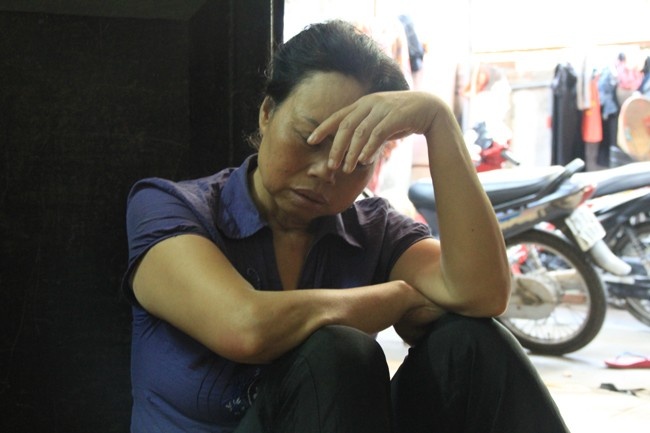 Bà Phùng Thị Vệ (mẹ của nạn nhân) đau xót trước sự ra đi oan uổng của con gái.