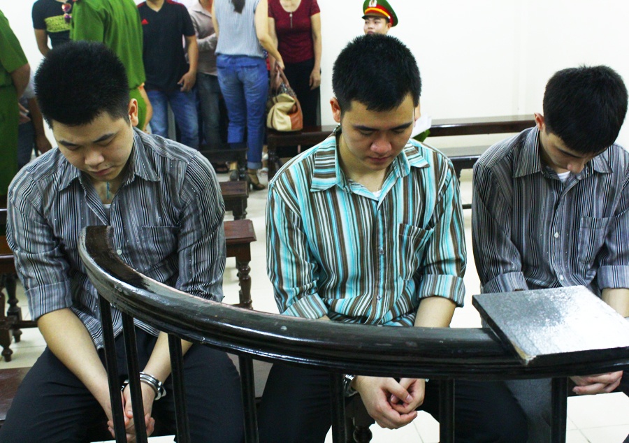 Xu 2 cuu cong an dap ban nhau thiet mang hinh anh