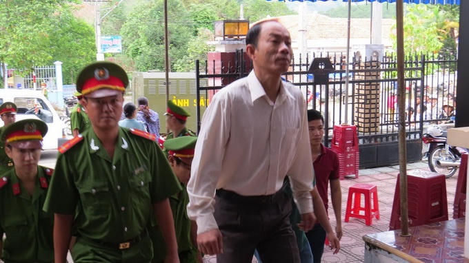 Bị cáo Nguyễn Thành Trung được dẫn giải đến tòa.