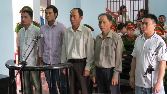 Năm bị cáo của vụ án (từ trái sang): Vũ Anh Trung, Trần Lệ Kiên, Nguyễn Thành Trung, Nguyễn Hồng Hà, Luân Văn Nam.