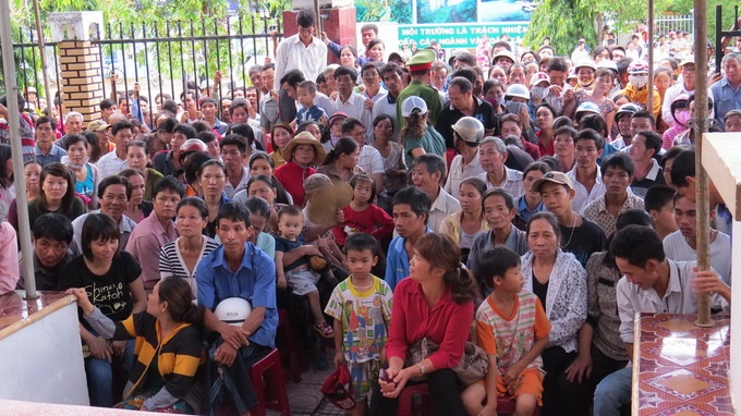 Đông đảo người dân đến dự khán phiên xét xử.