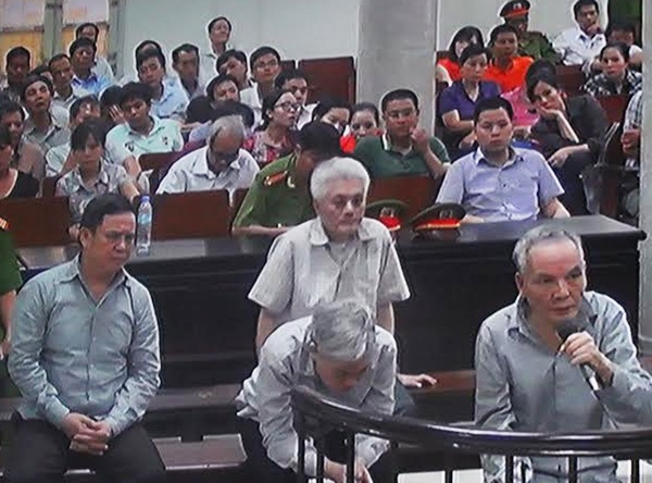 Chung than cuu tong giam doc lua dao dan pho co hinh anh